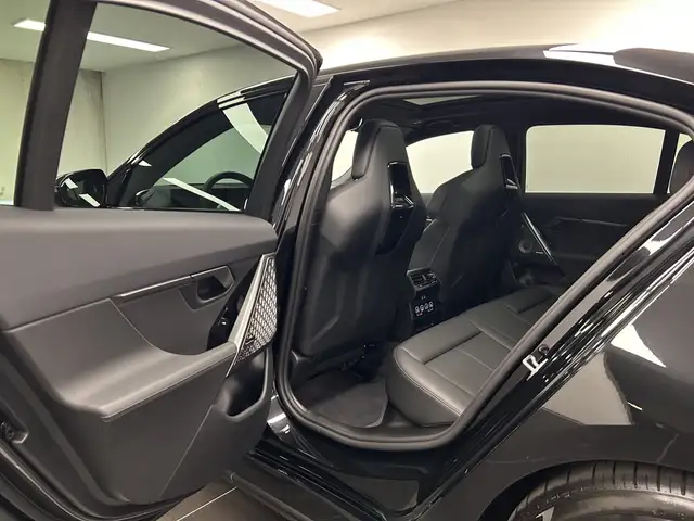 BMW 5 Series view 15