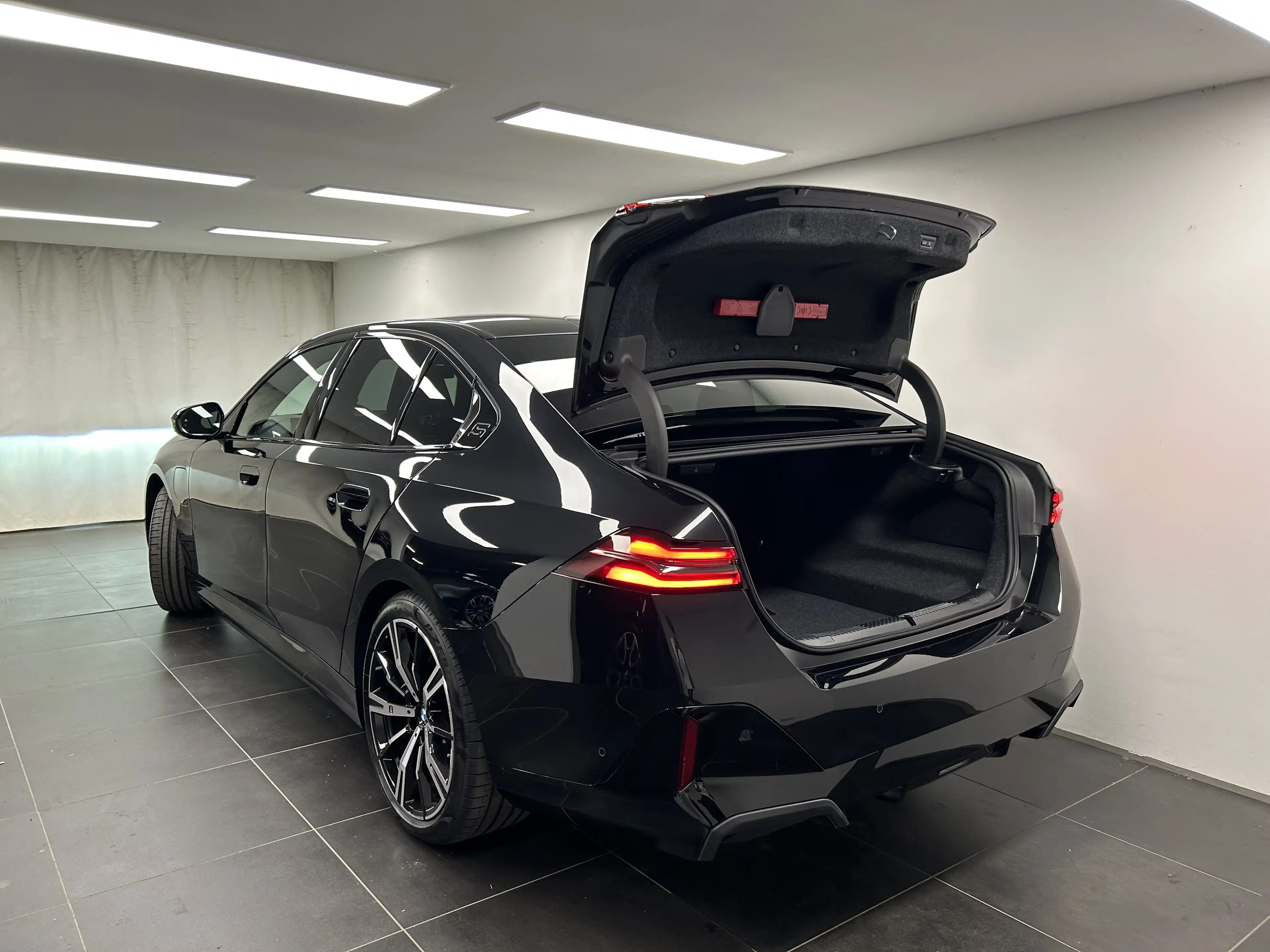BMW 550 e xDrive Limousine — photo 13