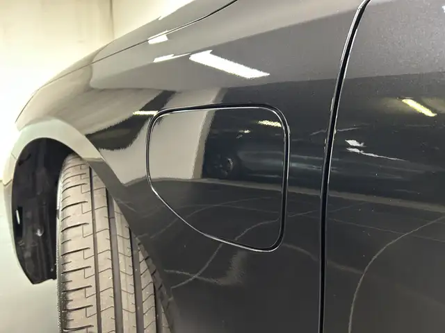 BMW 5 Series view 10