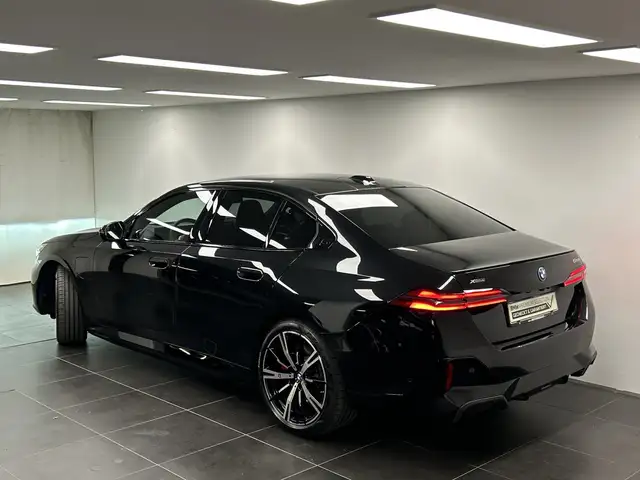 BMW 5 Series view 3