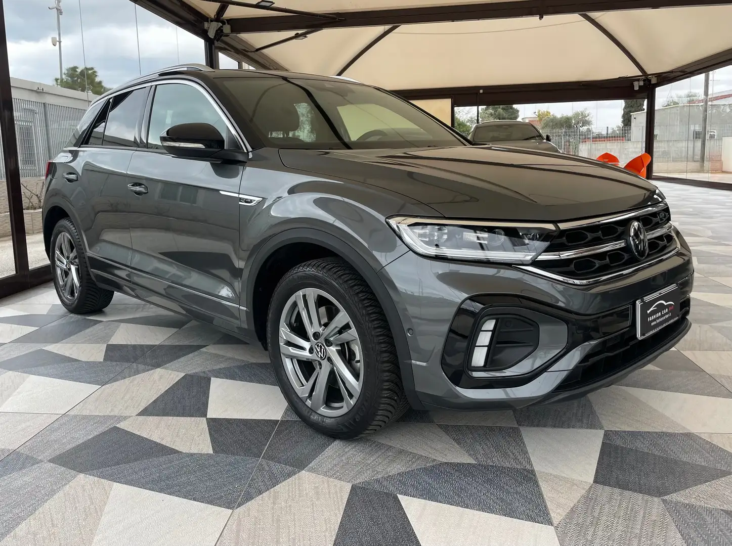 Volkswagen T-Roc T-Roc 2.0 tdi R-Line 150cv dsg UNICO PROPRIETARIO Grigio - 2