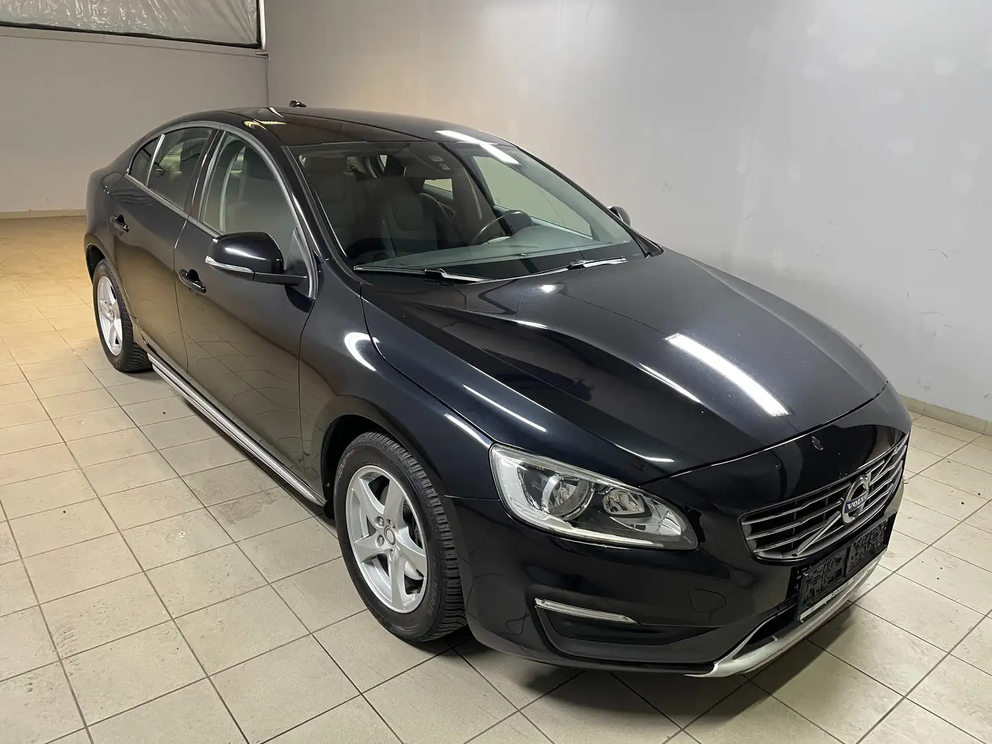 Volvo S60 Kinetic Schwarz - 2