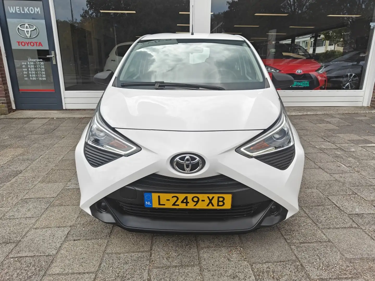 Toyota Aygo 1.0 VVT-i x-fun Wit - 2