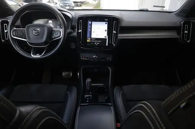 Volvo XC40 view 2