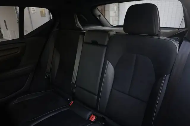 Volvo XC40 view 3