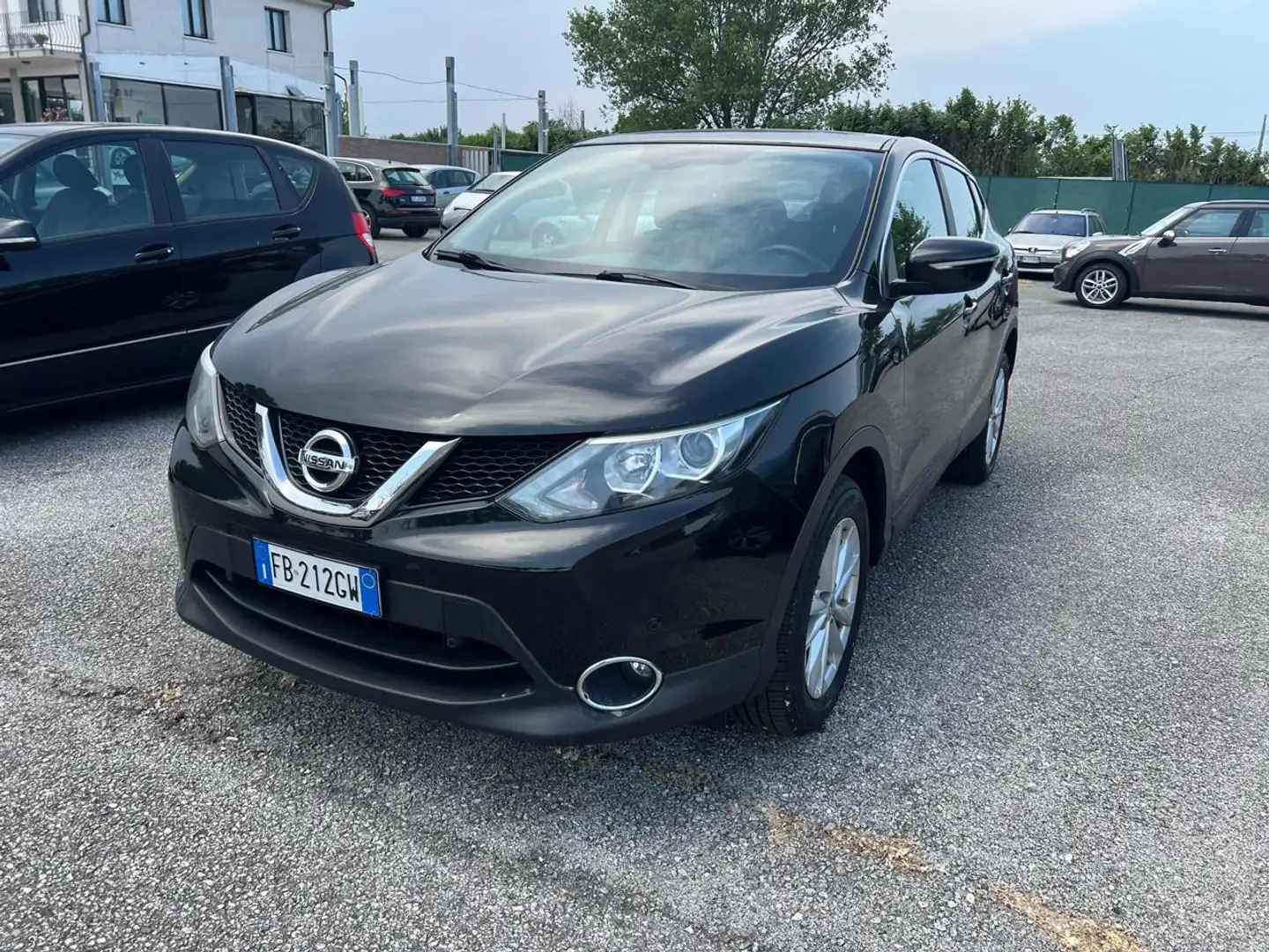Nissan Qashqai 1.6 dCi 2WD Tekna Zwart - 1