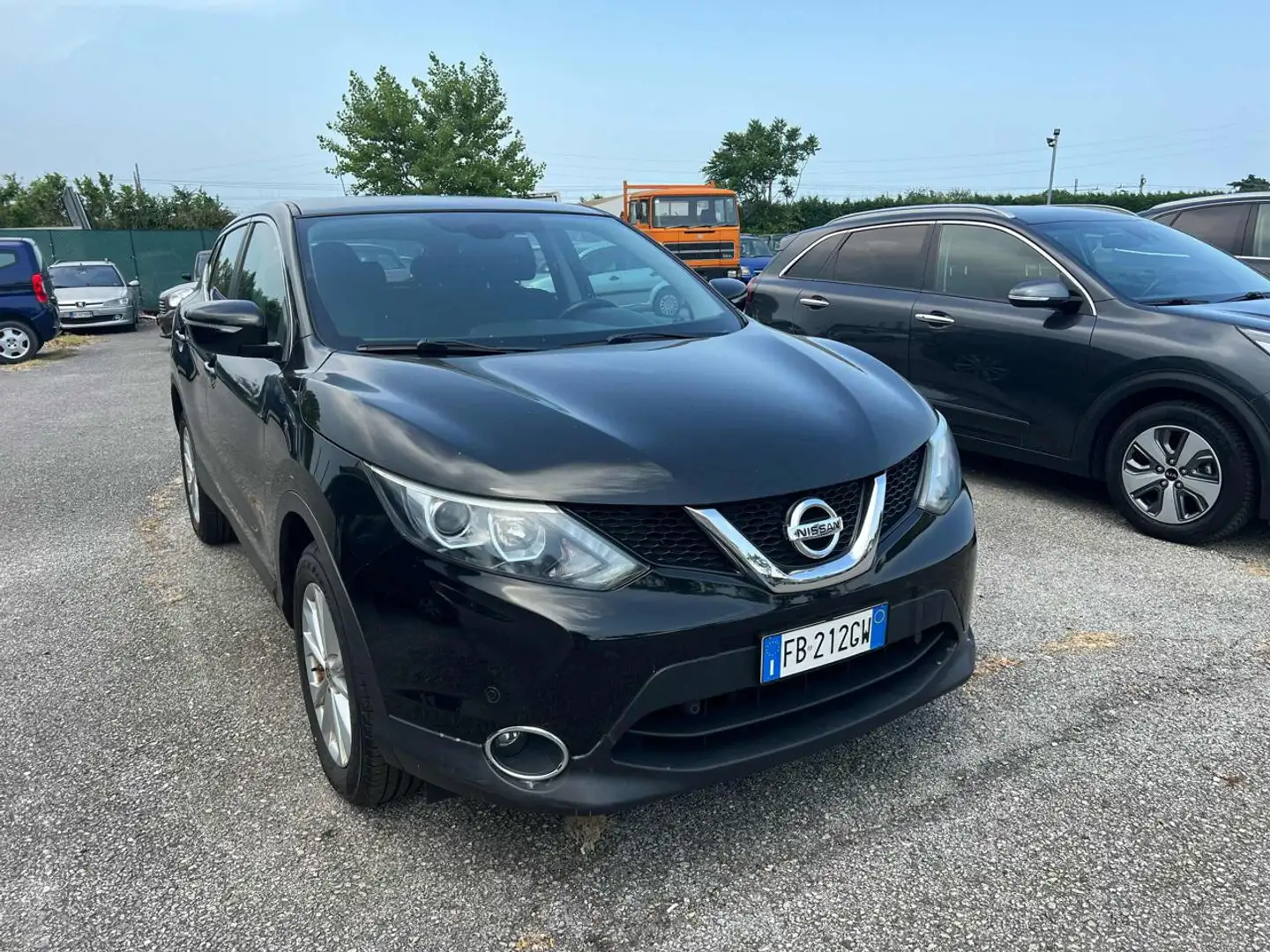 Nissan Qashqai 1.6 dCi 2WD Tekna Zwart - 2