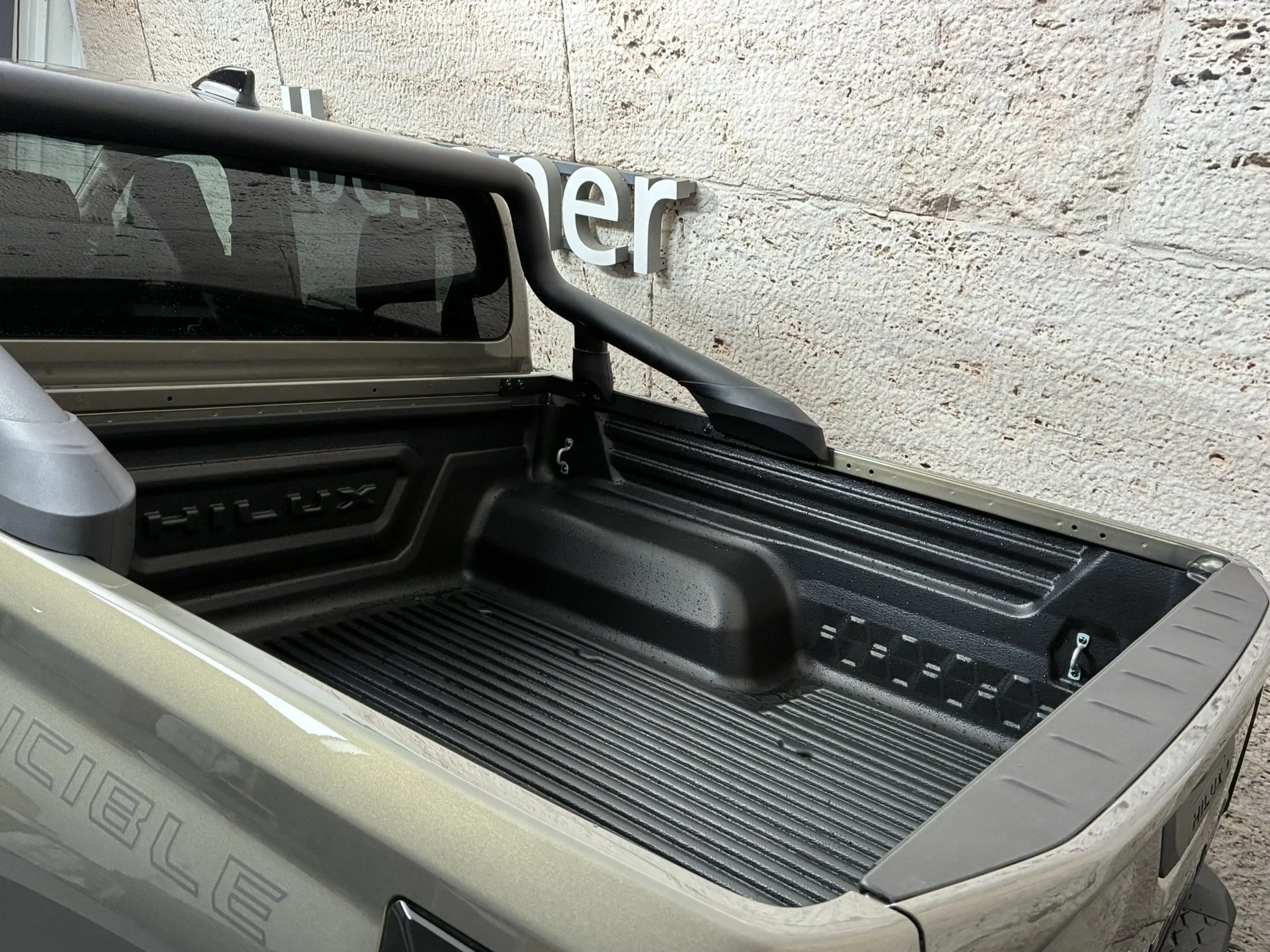 Toyota Hilux DK 2.8 D-4D MHEV 4×4 Invincible — photo 6