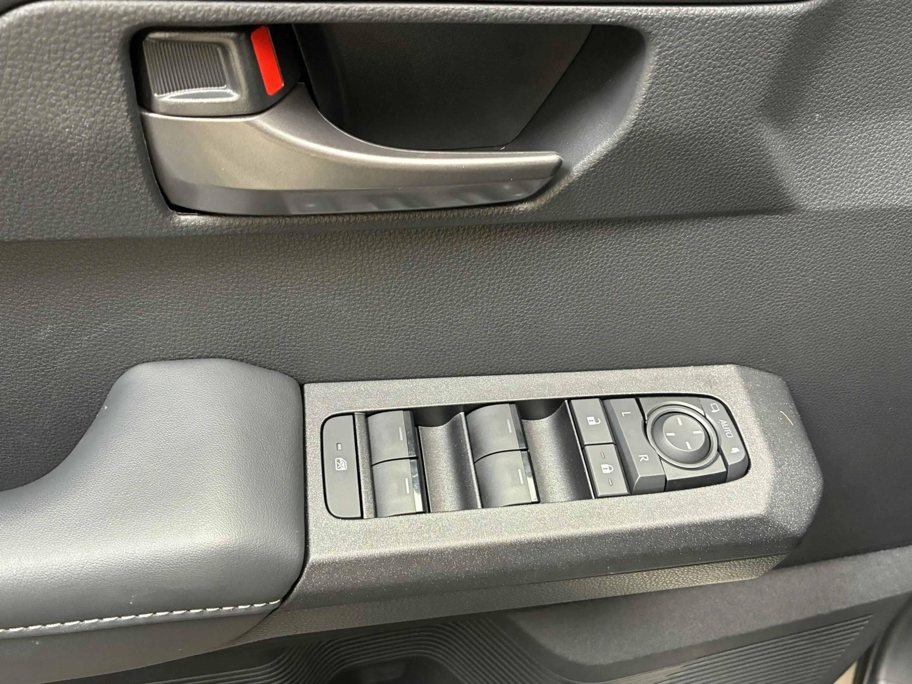Toyota Hilux DK 2.8 D-4D MHEV 4×4 Invincible — photo 13