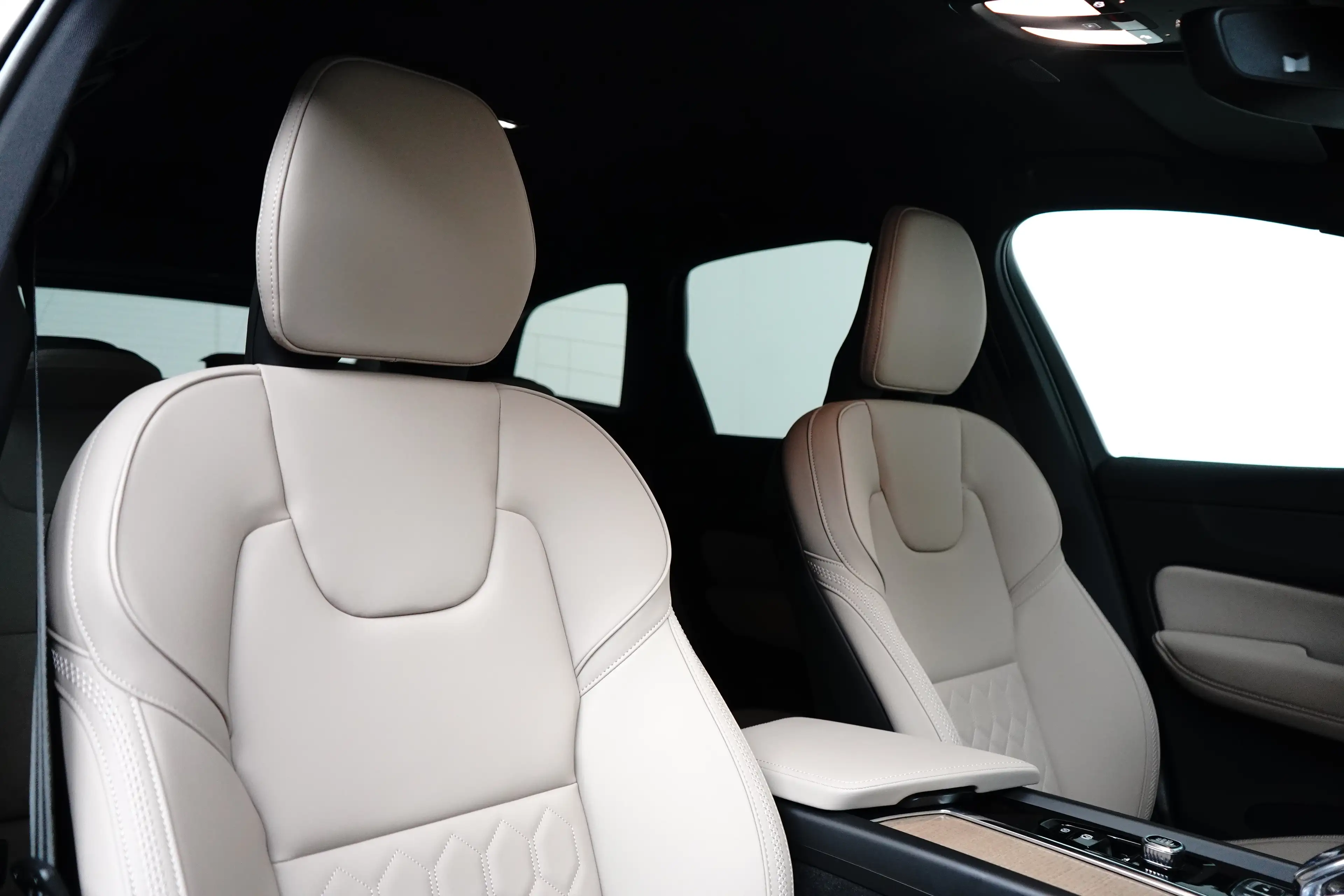 Volvo XC60 T6 Plus Bright Recharge Plug-In Hybrid AWD | Harma — photo 4