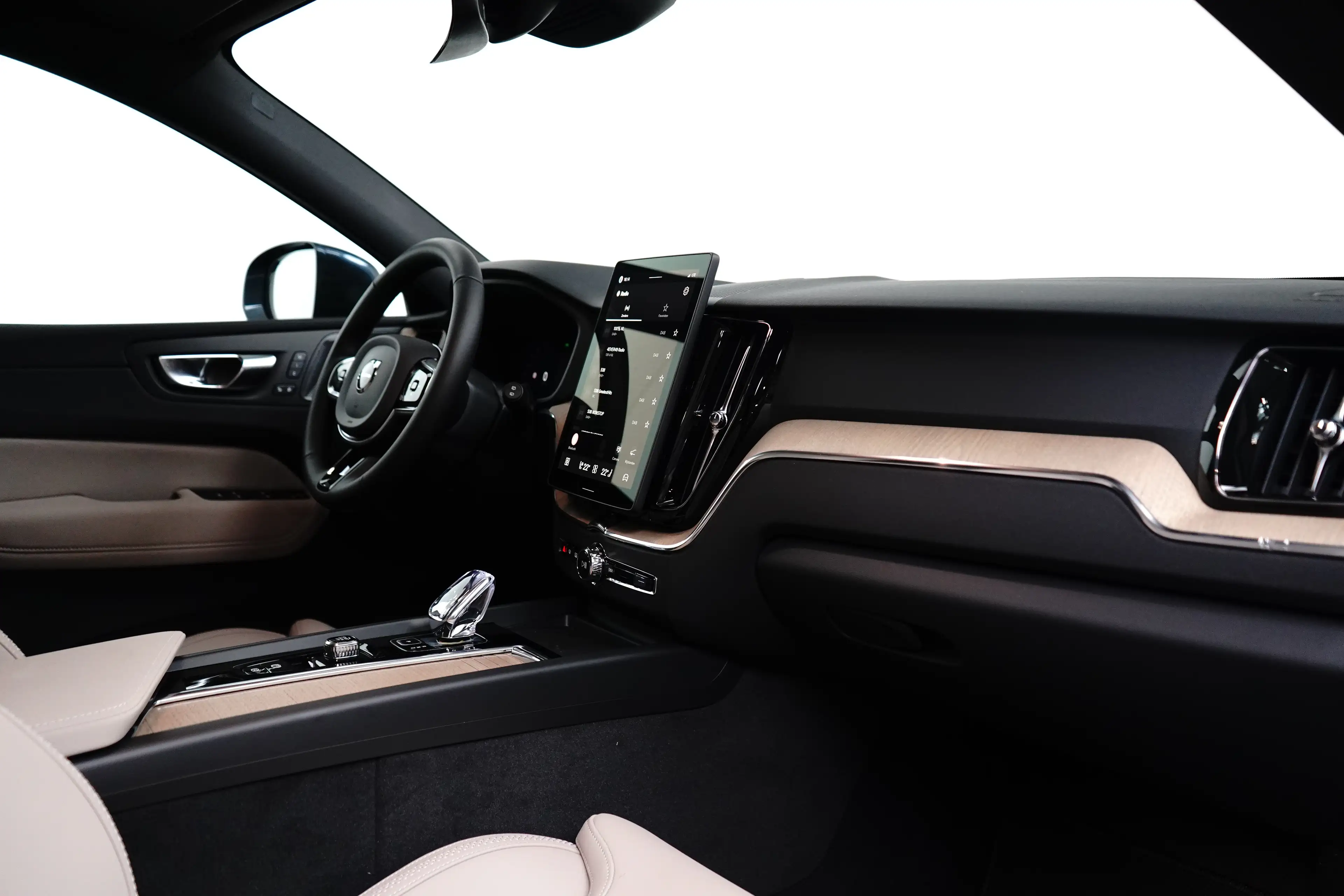 Volvo XC60 T6 Plus Bright Recharge Plug-In Hybrid AWD | Harma — photo 3
