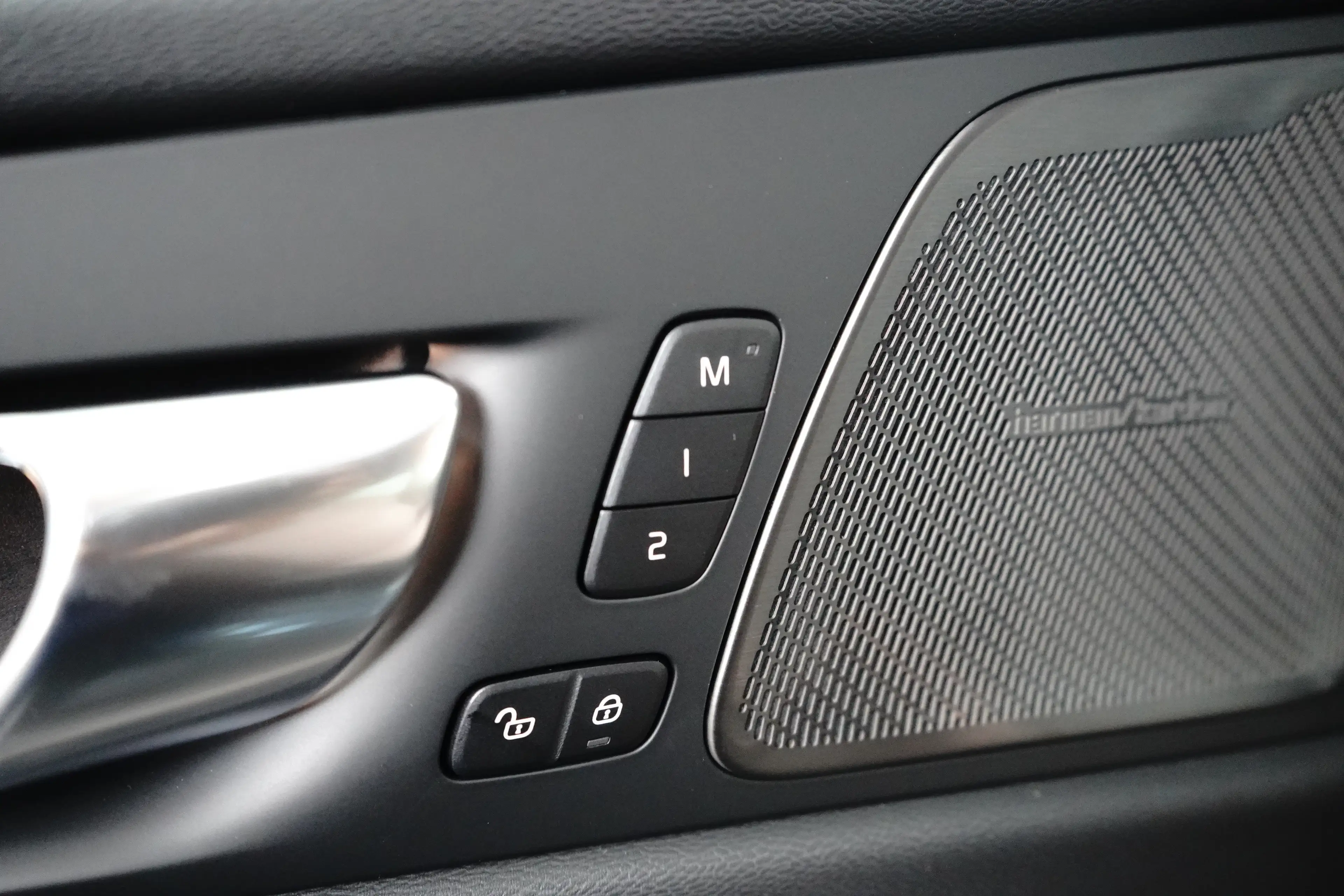 Volvo XC60 T6 Plus Bright Recharge Plug-In Hybrid AWD | Harma — photo 12