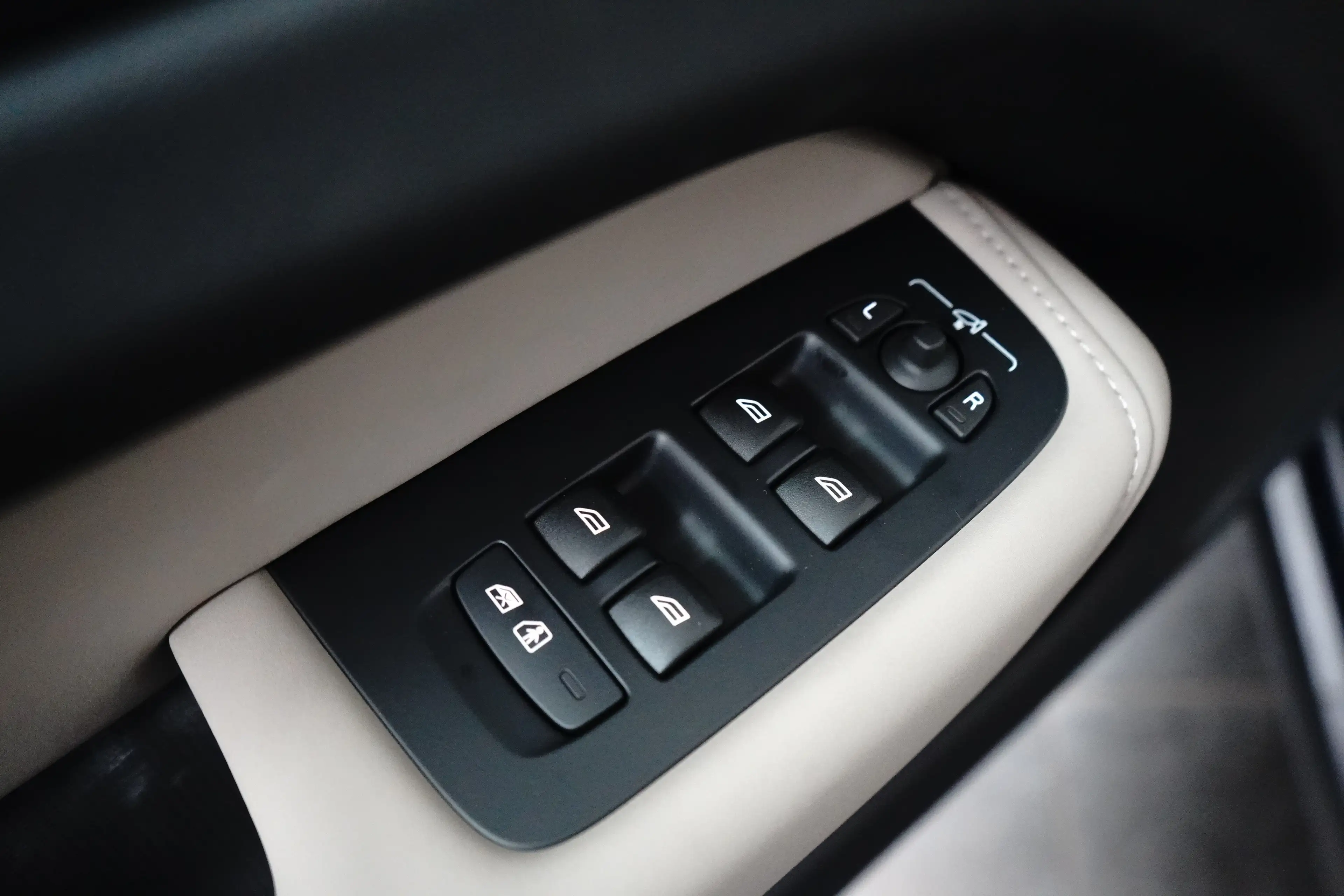Volvo XC60 T6 Plus Bright Recharge Plug-In Hybrid AWD | Harma — photo 11