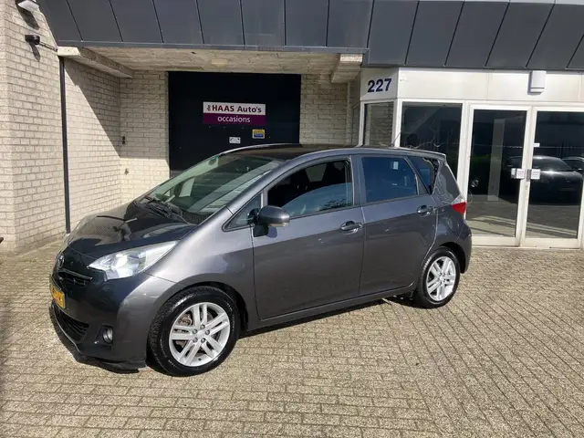 Toyota Verso-S 1.3 VVT-i Dynamic / PANORAMA RAAM / HOGE INSTAP /