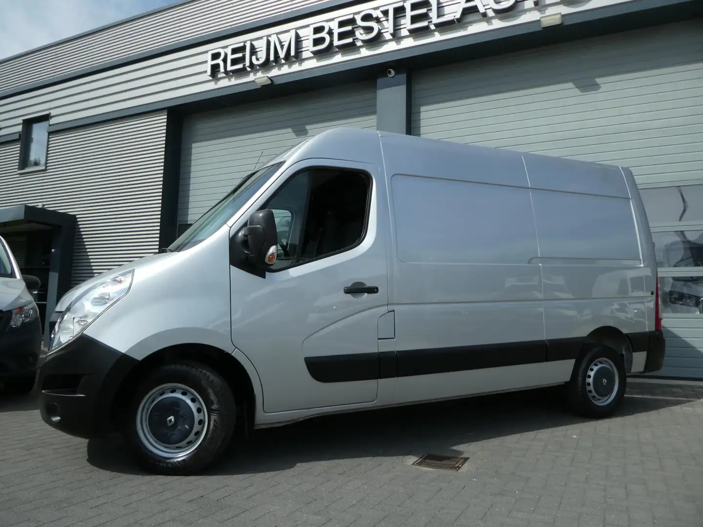 Renault Master T35 2.3 dCi L2H2 Euro 6, Airco Navigatie, 3-Zits, Gris - 2
