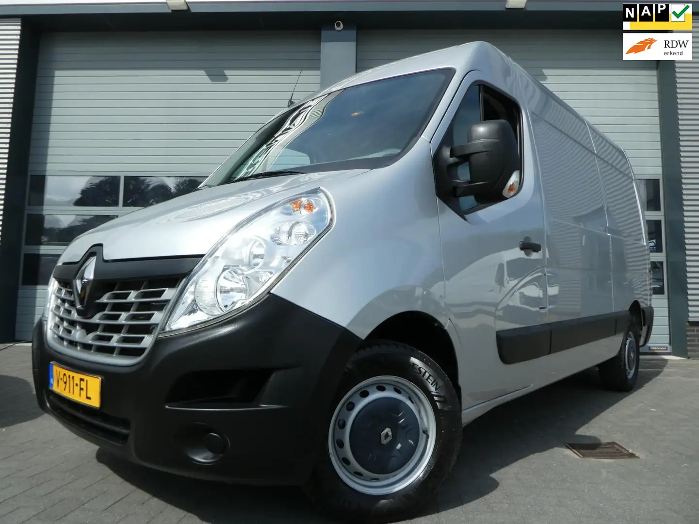 Renault Master T35 2.3 dCi L2H2 Euro 6, Airco Navigatie, 3-Zits, Gris - 1