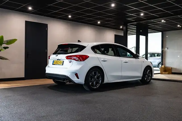 Ford Focus view 3