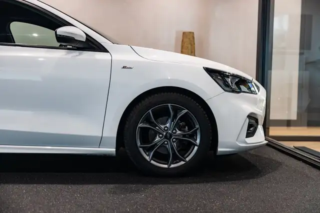 Ford Focus view 14