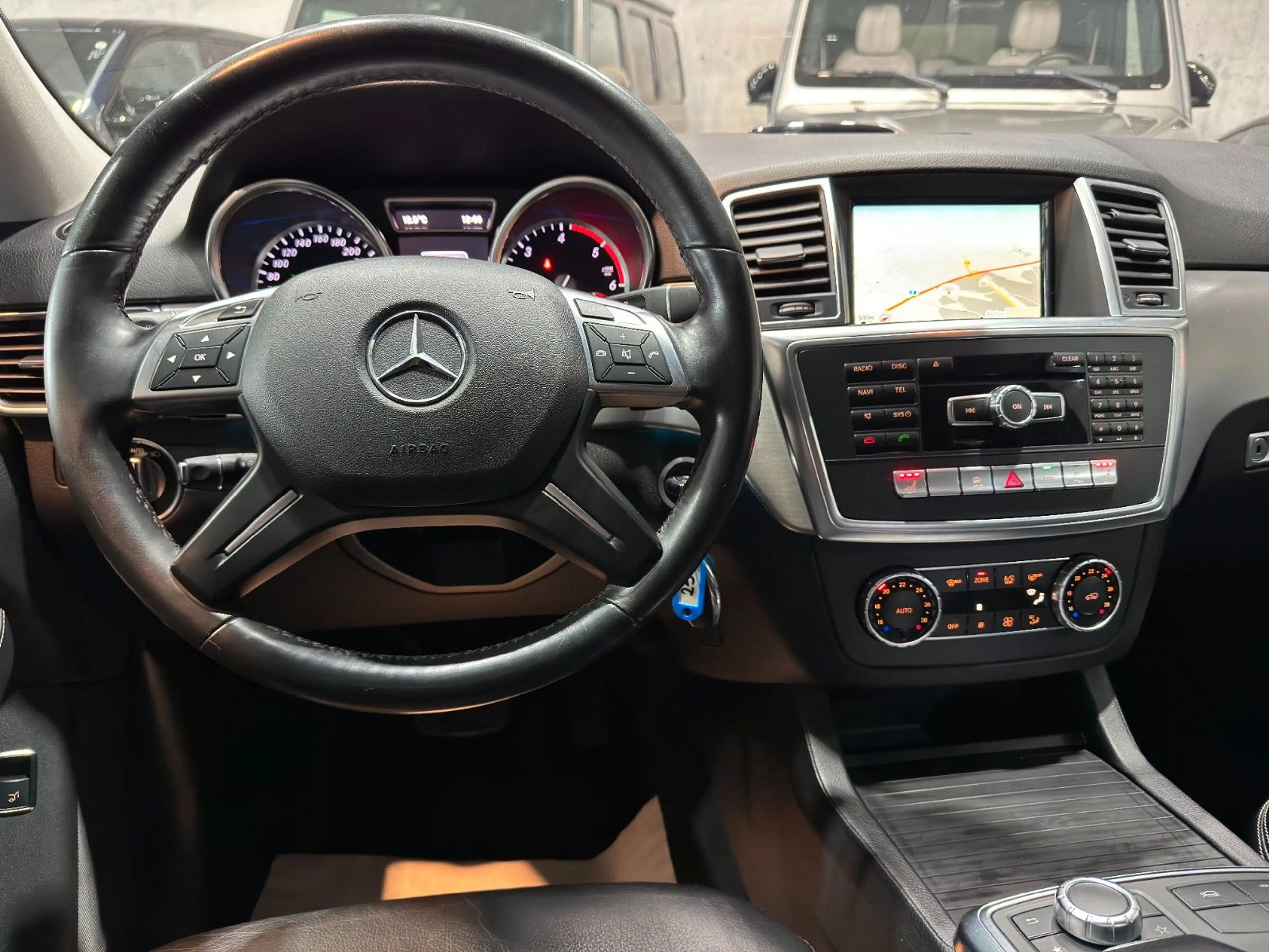 Mercedes-Benz ML 350 /BlueTec/PANO/LED/360*/AHK/LEDER/AMG — photo 11