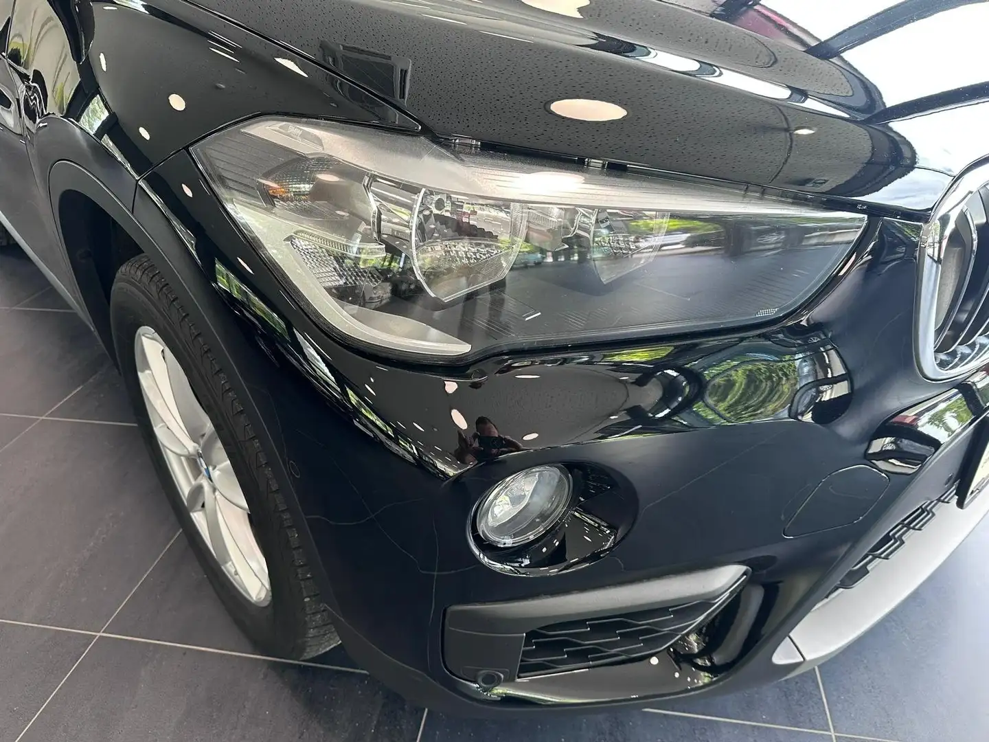 BMW X1 sDrive 18 i Advantage Schwarz - 2