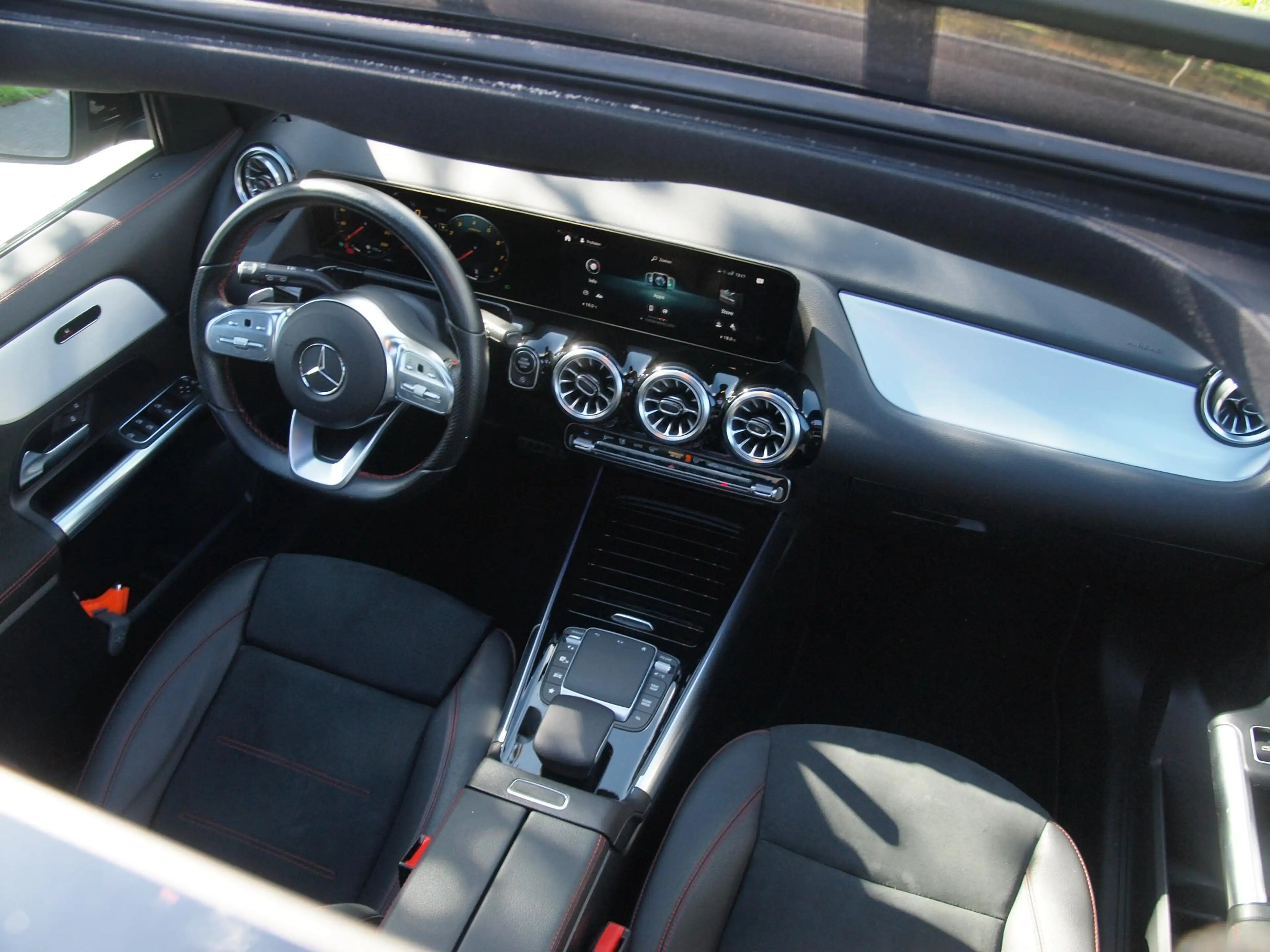 Mercedes-Benz GLA 180 AMG Line | Panoramadak | Camera | Trekhaak | Sfeer — photo 2