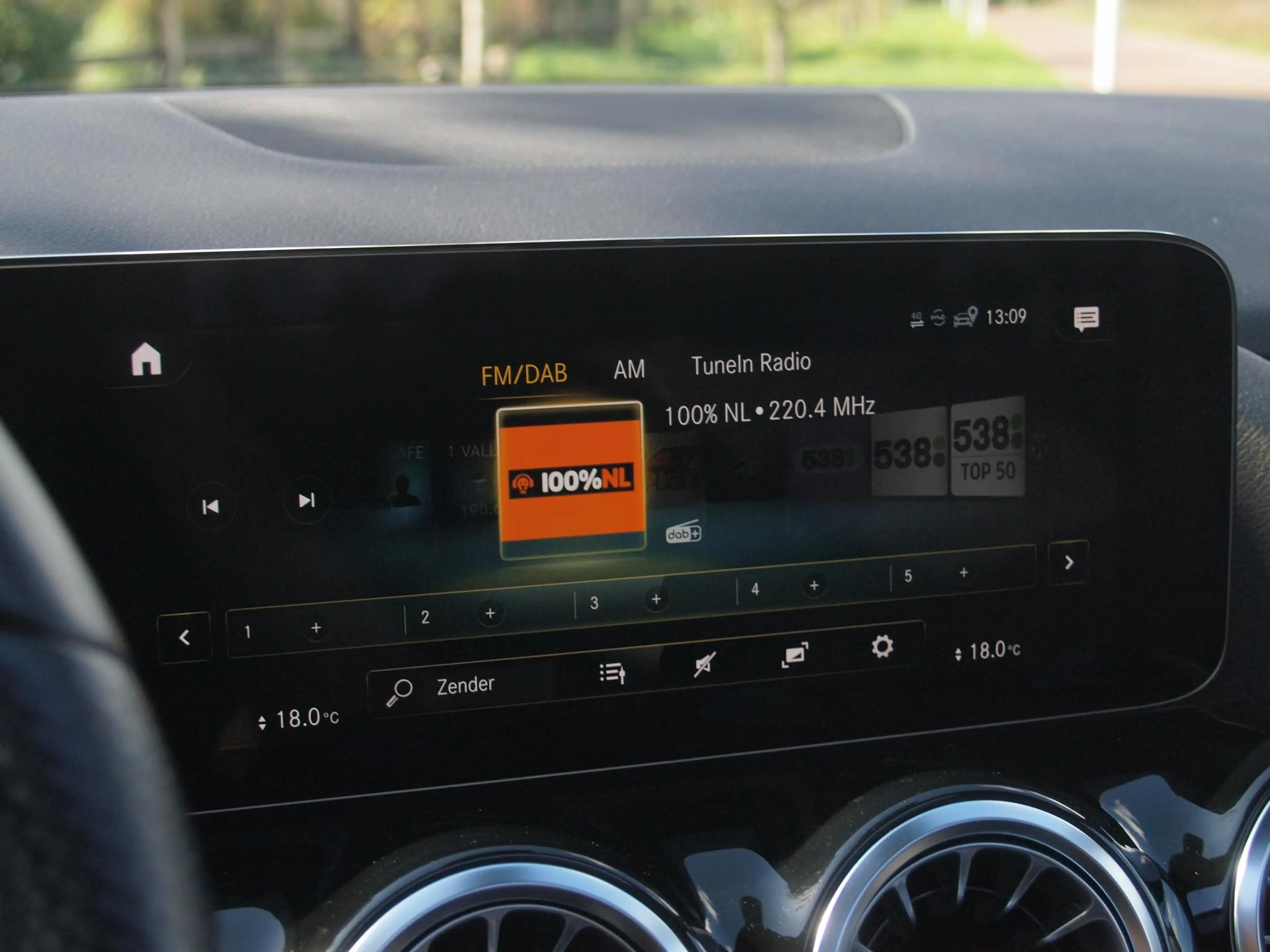 Mercedes-Benz GLA 180 AMG Line | Panoramadak | Camera | Trekhaak | Sfeer — photo 21