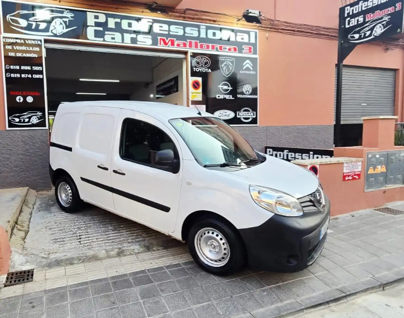Nissan NV250 NISSAN Industrial Manual de 4 Puertas Blanco - 1