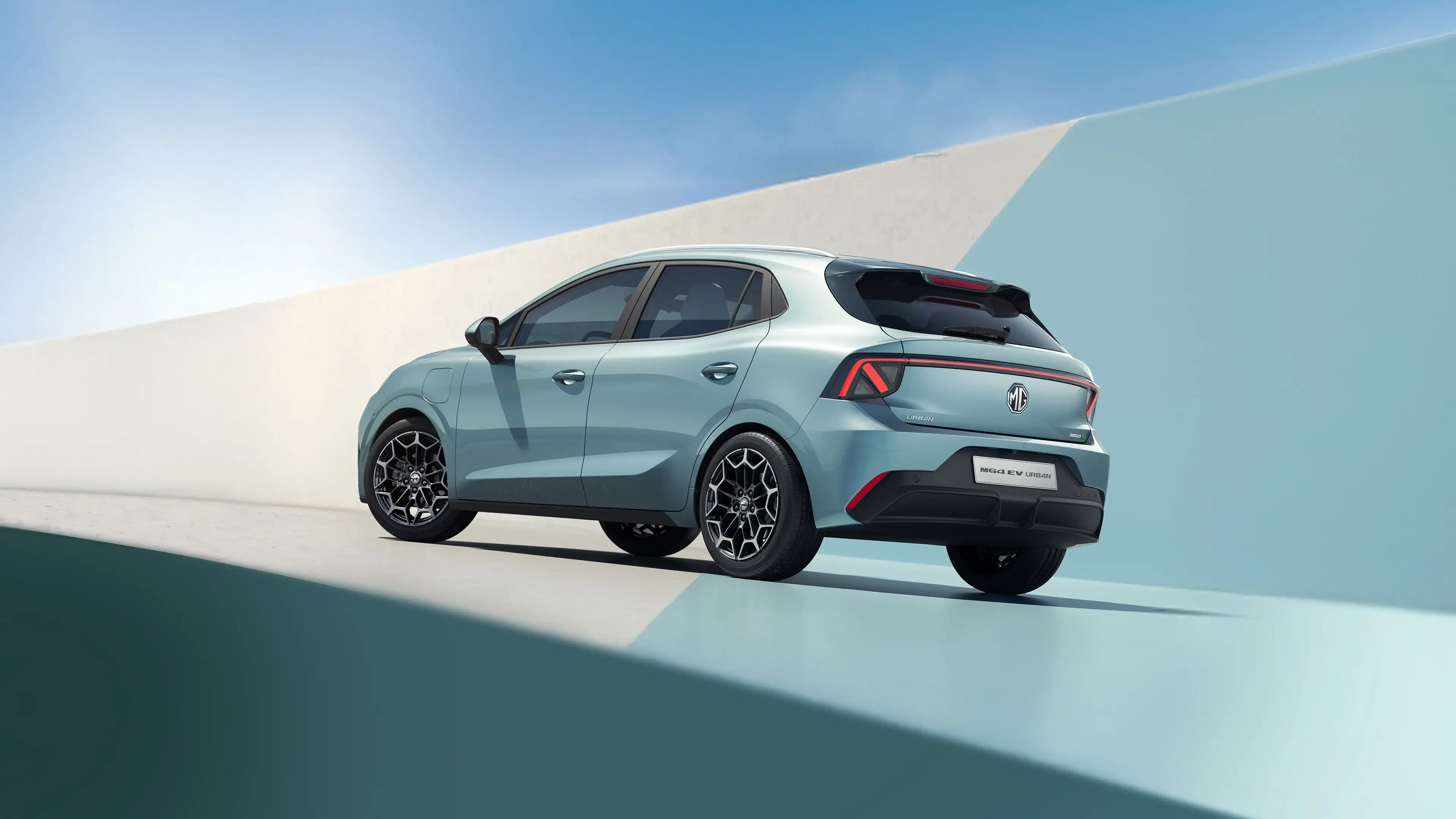 MG MG4 Urban Premium 54kWh EV — photo 2