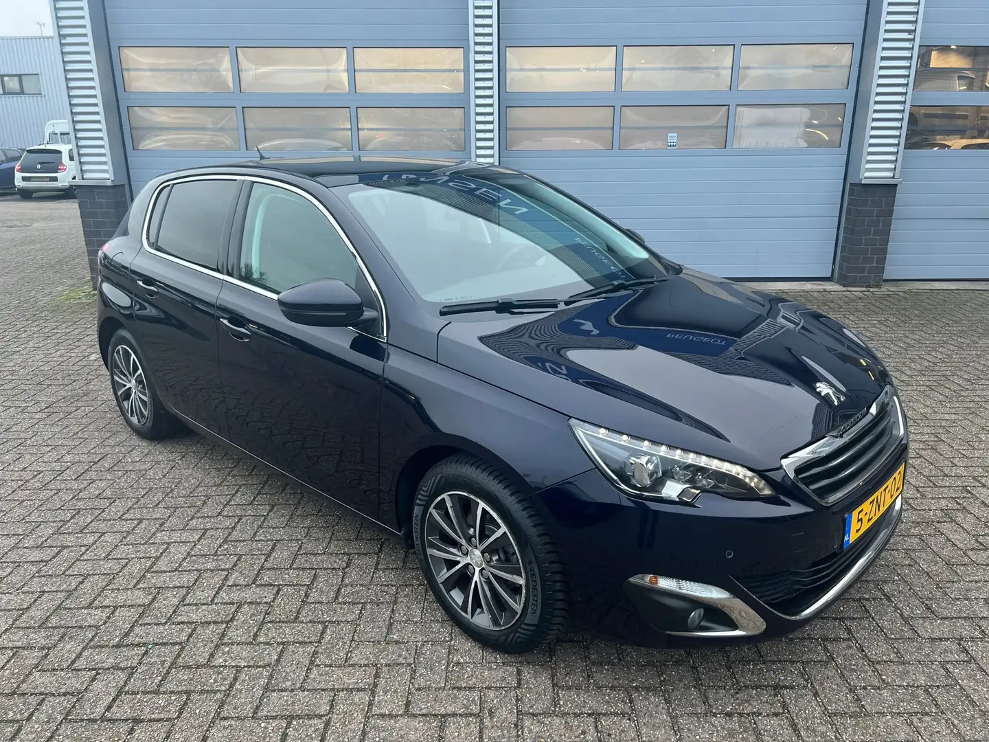 Peugeot 308 1.2 110pk e-THP Blue Lease Premium | Navigatie | T Bleu - 2