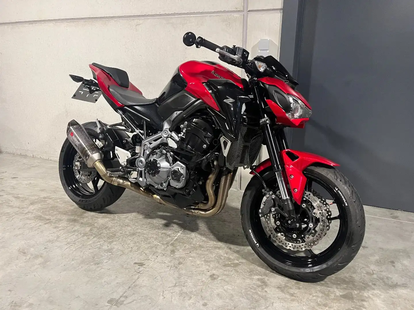 Kawasaki Z 900 met Akrapovic, tailtidy en valbescherming - 1