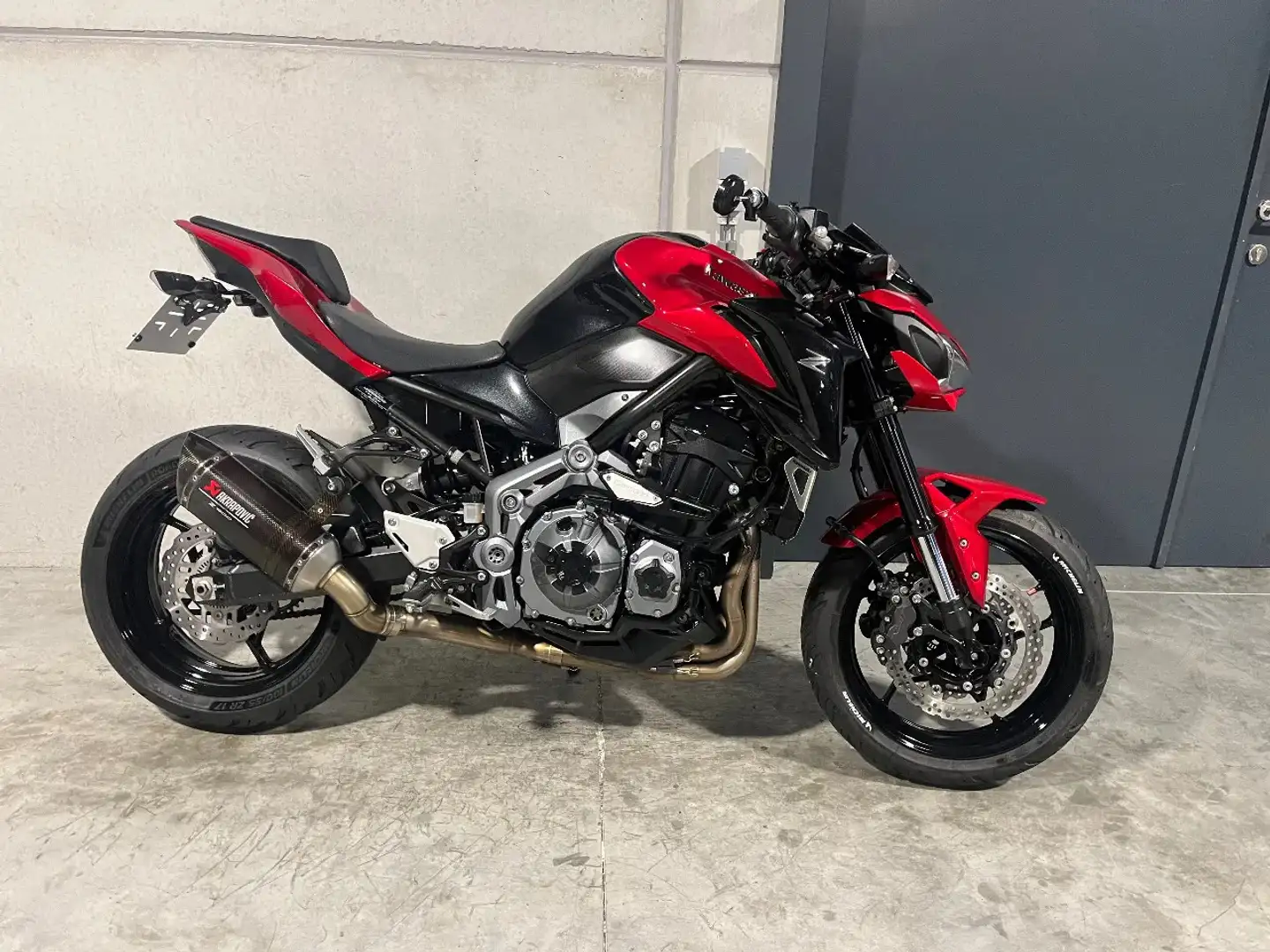 Kawasaki Z 900 met Akrapovic, tailtidy en valbescherming - 2