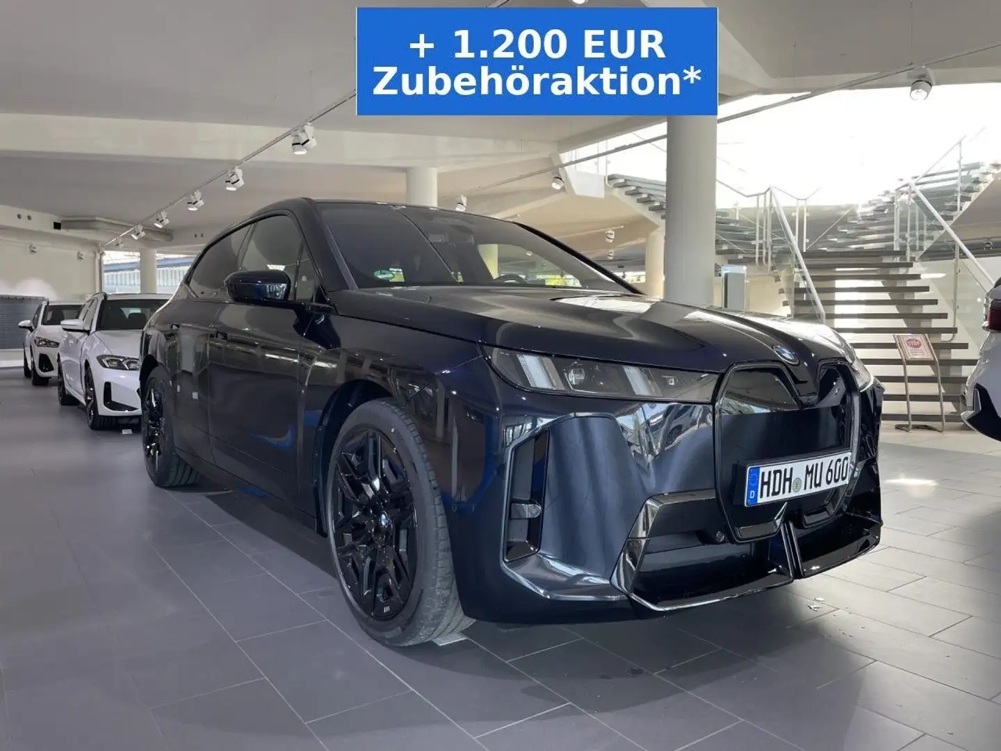 BMW iX xDrive45 M Sport Innovation Har/Kar. AHK 22" Schwarz - 2