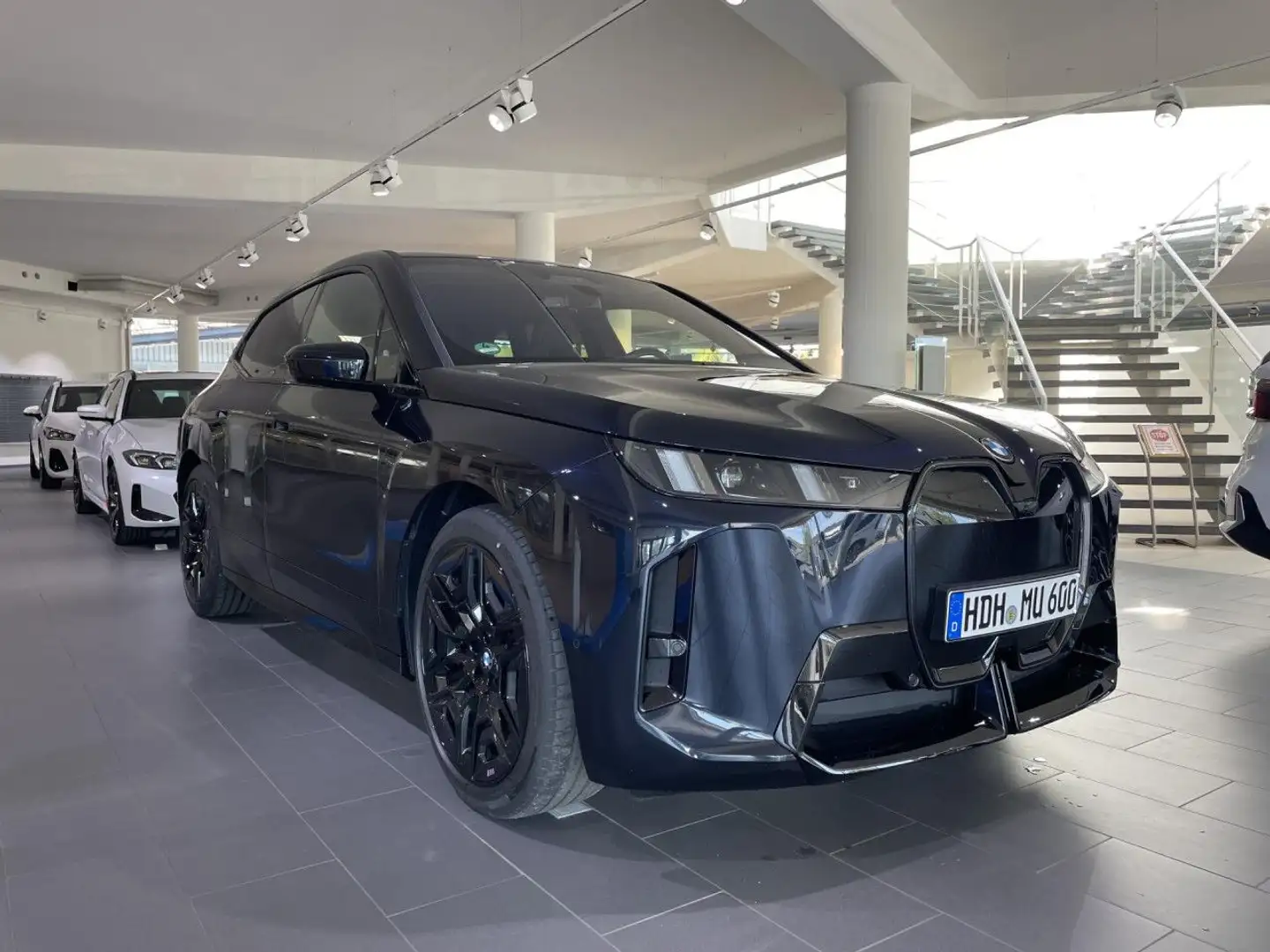 BMW iX xDrive45 M Sport Innovation Har/Kar. AHK 22" Negro - 2