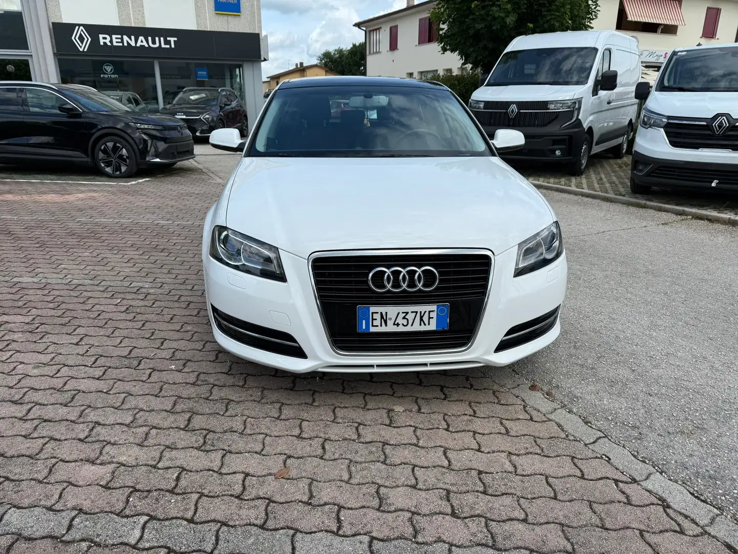 Audi A3 Sportback 1.6 tdi Attraction s-tronic Wit - 2