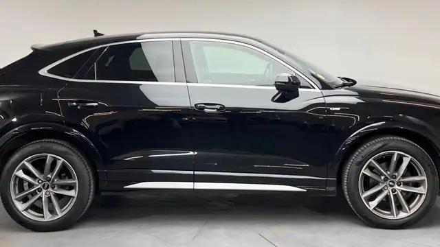 Audi Q3 view 8