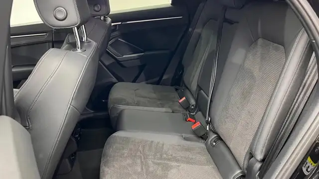 Audi Q3 view 18