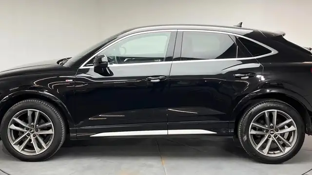 Audi Q3 view 6