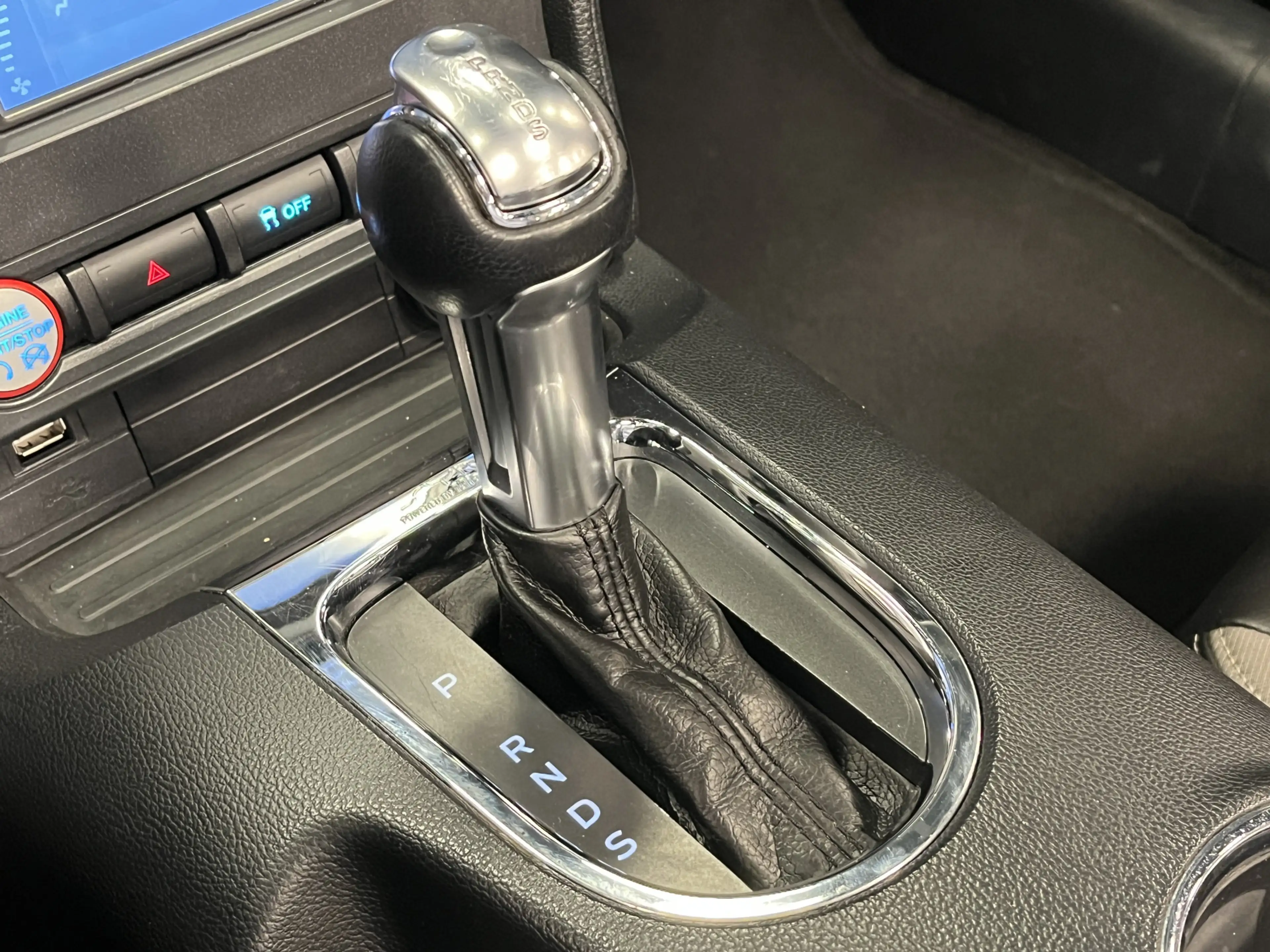 Ford Mustang Convertible 3.7i V6 Premium 305PK Automaat Lederen — photo 3