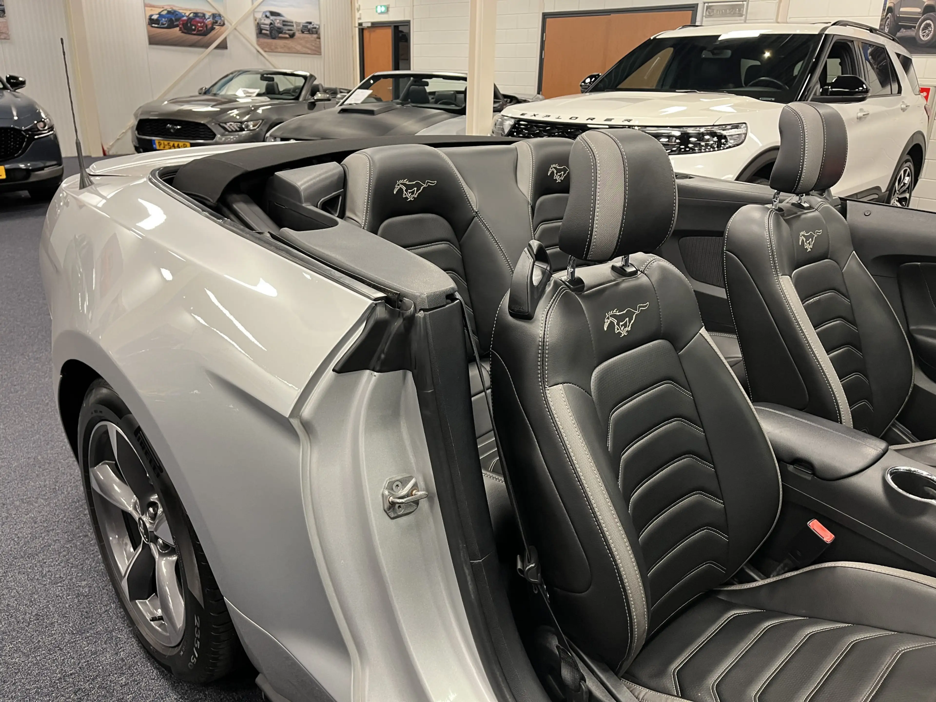 Ford Mustang Convertible 3.7i V6 Premium 305PK Automaat Lederen — photo 41