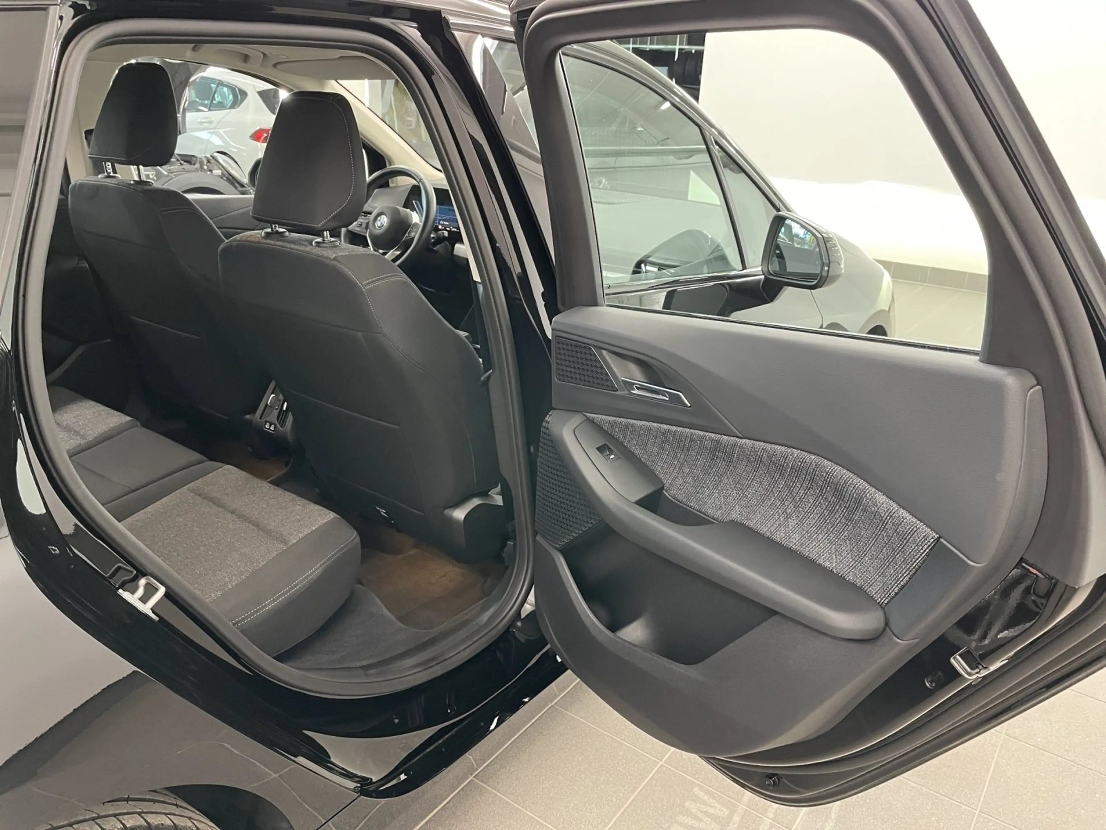 BMW 216 i A,AHK,Sitzheizung,Komfortzugang,etc. — photo 15