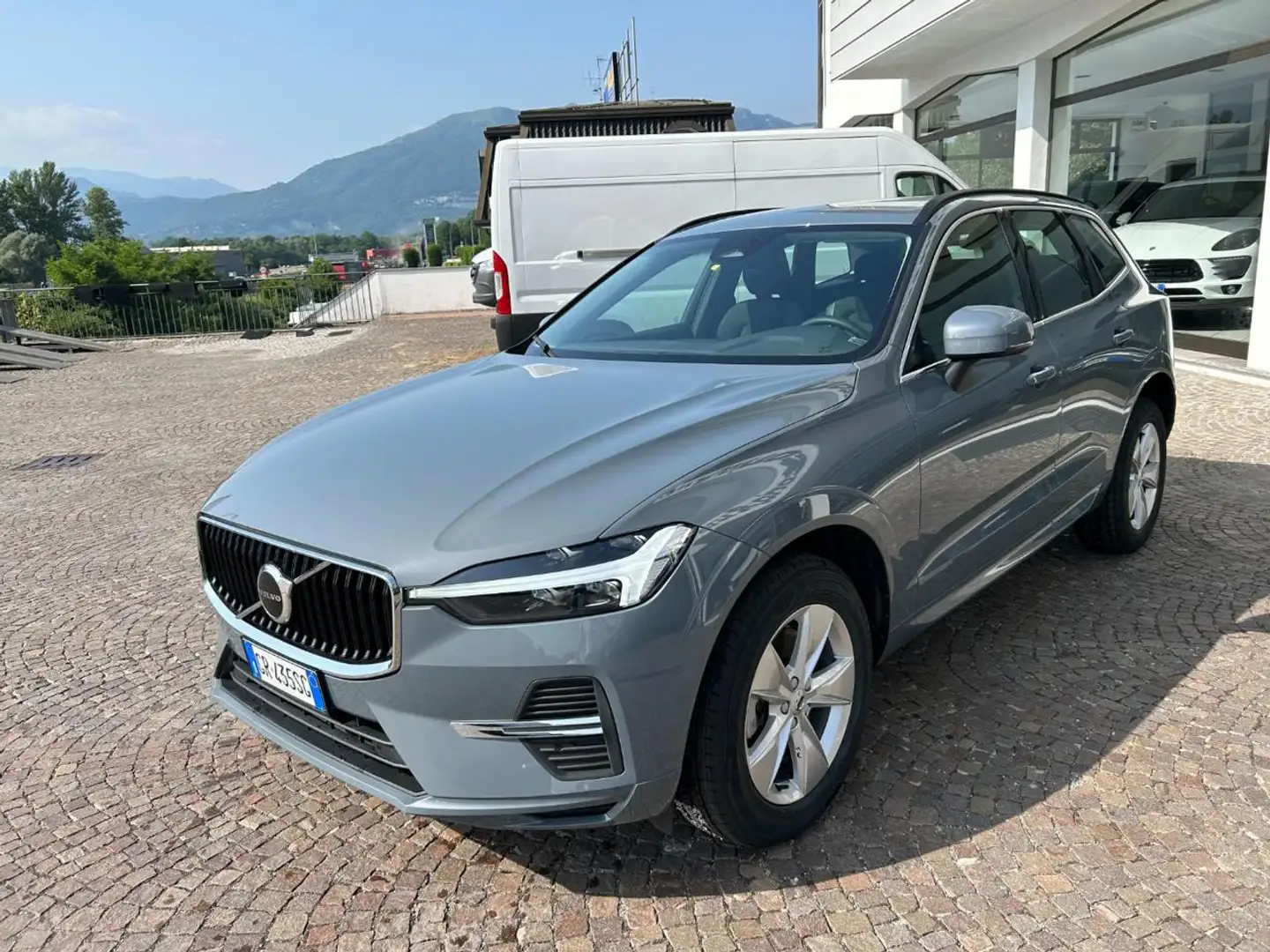 Volvo XC60 B4 (d) automatico Core Grigio - 2