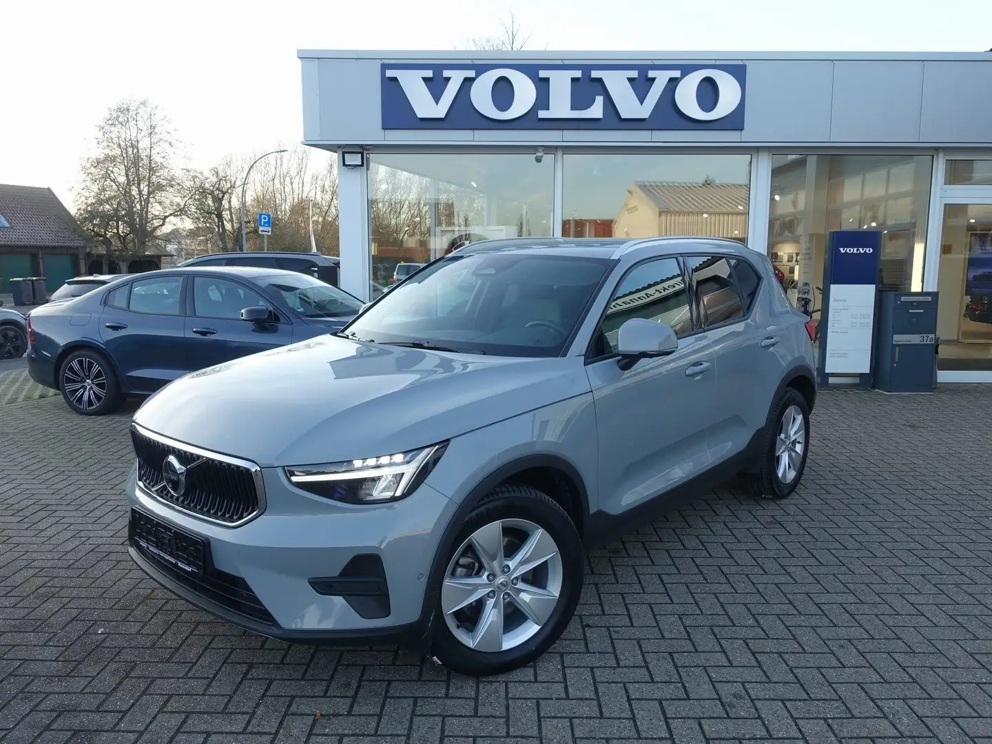 Volvo XC40 Core B3 Mild-Hybrid Benzin ACC/BLIS/360°KAM Grau - 1