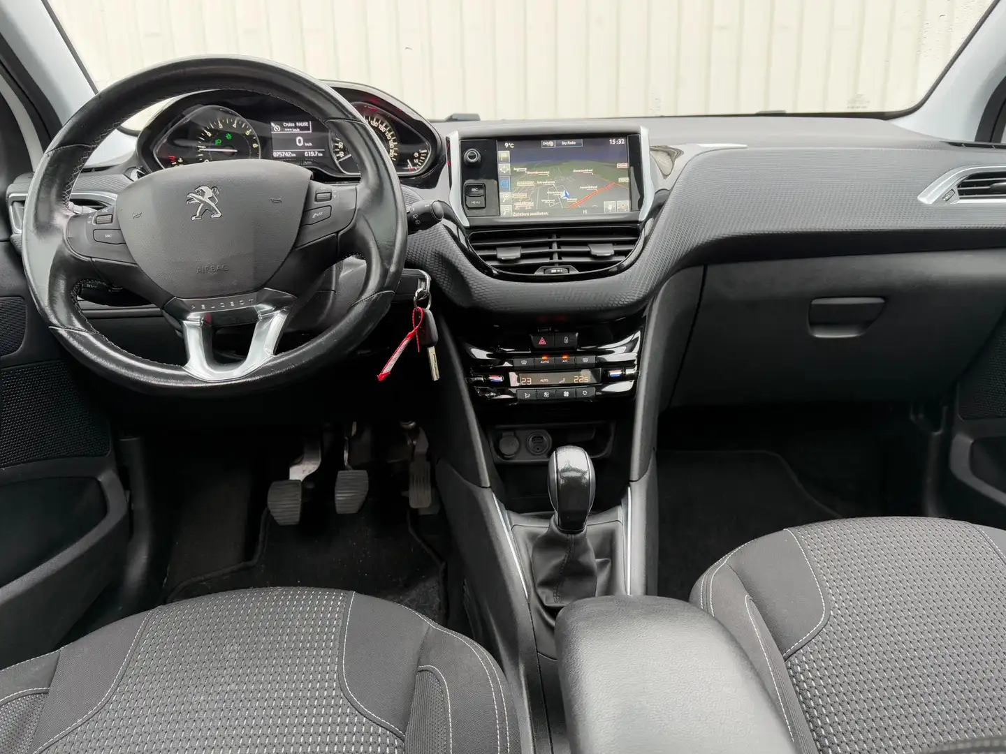Peugeot 208 1.2 PureTech Allure Navi,Pano,Camera,AppleCarplayC Wit - 2