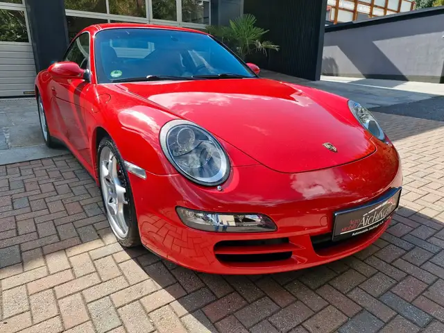 Porsche 911 view 3
