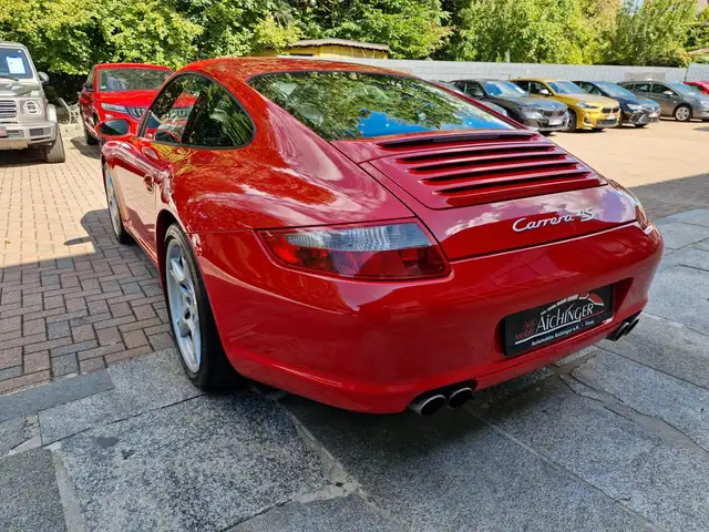Porsche 911 view 7