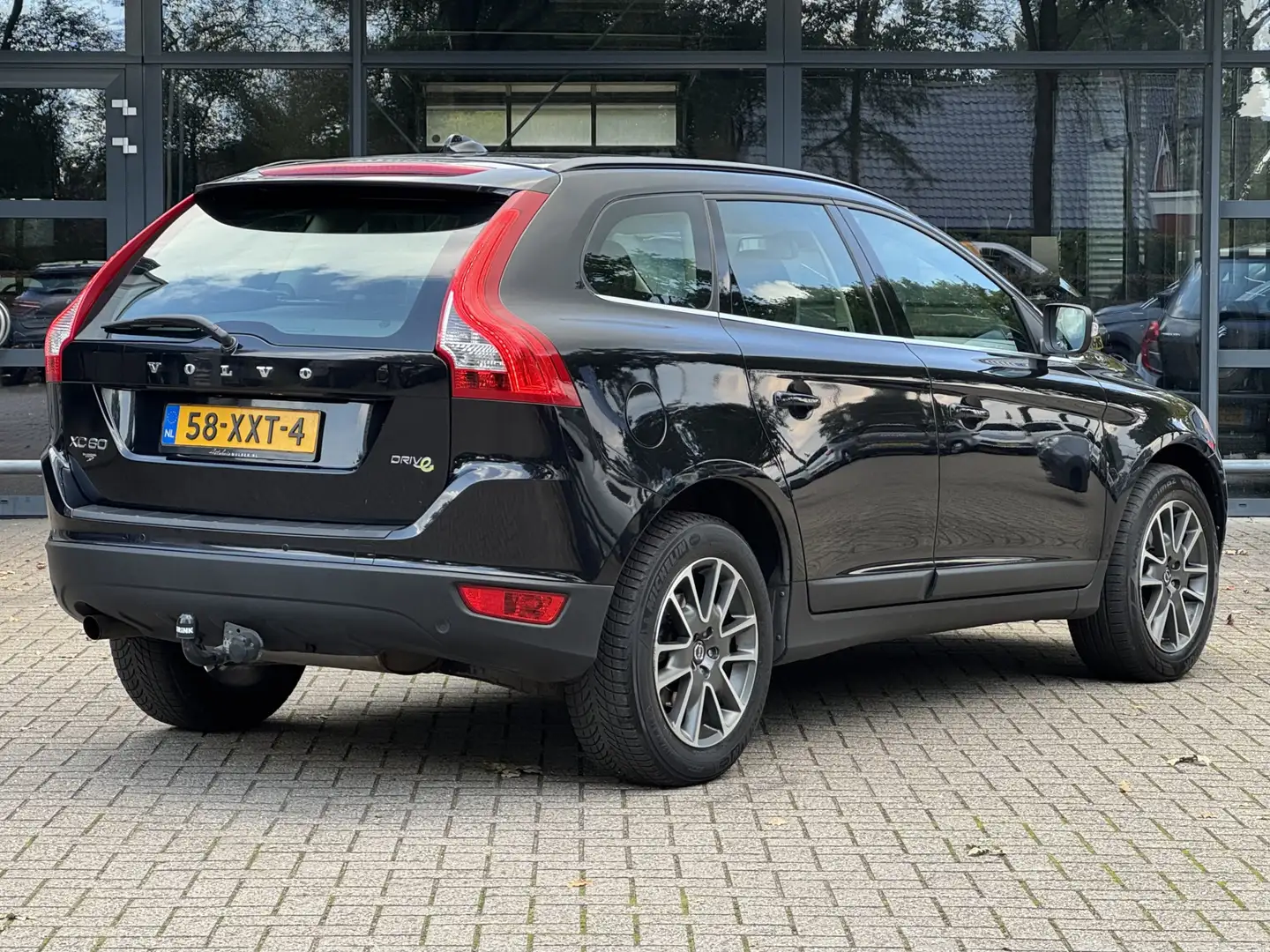 Volvo XC60 2.0 D3 Summum Xenon/Trekhaak/DB vervangen/Navigati Zwart - 2