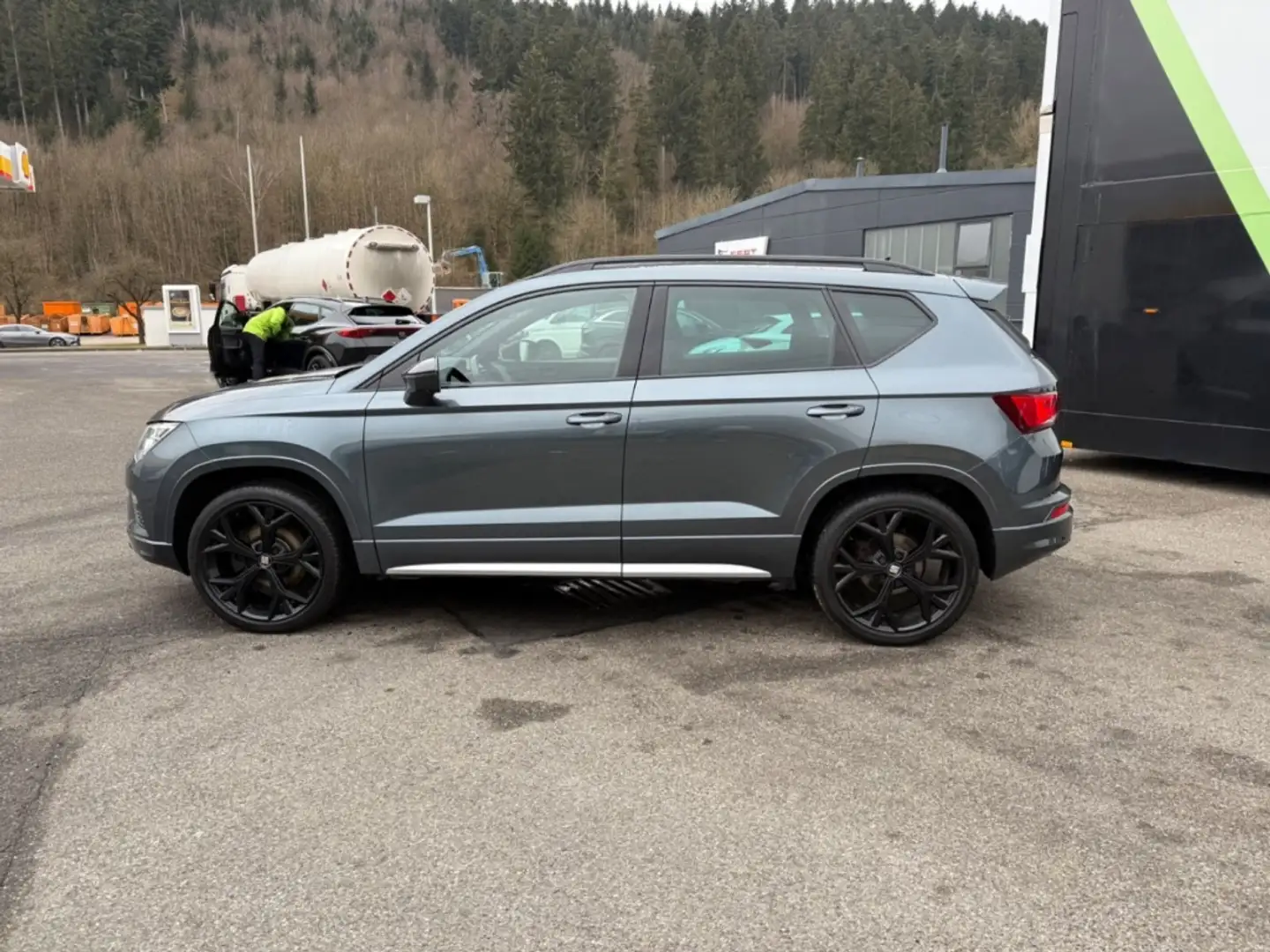SEAT Ateca FR Black Edition 1.5TSI DSG SHZ AHK ACC Grau - 2