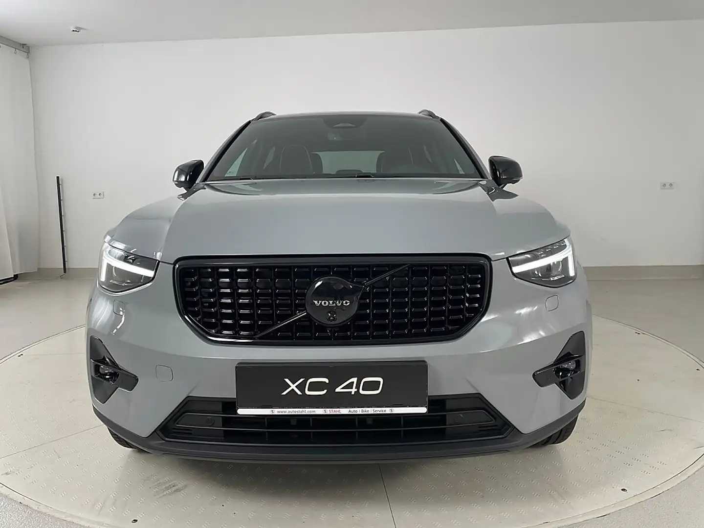 Volvo XC40 B3 Plus Black Edition 4LIFE | Stahl Wien 22 Grau - 2
