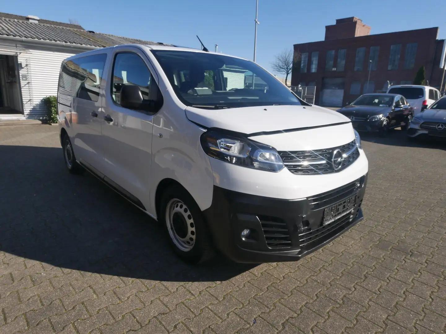 Opel Vivaro 1.5 CDTI Kombi M 9 Sitze Navi Klima PDC Weiß - 1