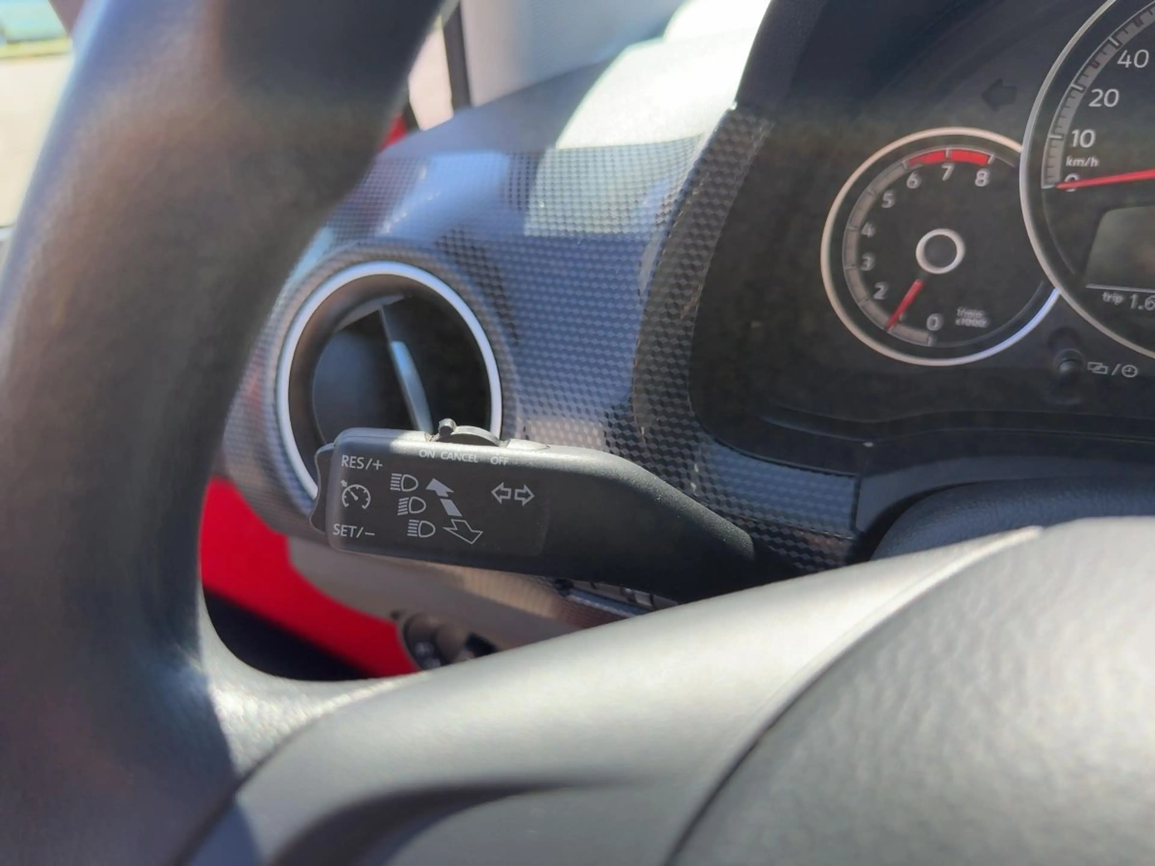 Volkswagen up! 1.0 — photo 14